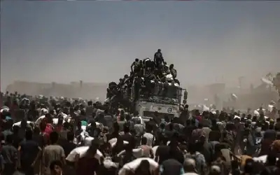 20 شهيدا في انقلاب شاحنة مساعدات