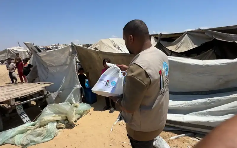 الحملة الأردنية توزع وجبات غذائية في