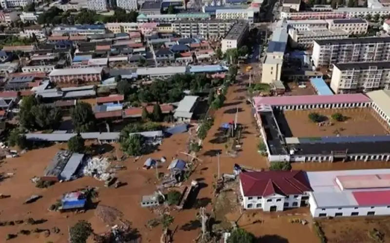 فيضانات مدمرة تطرد عشرات الآلاف من