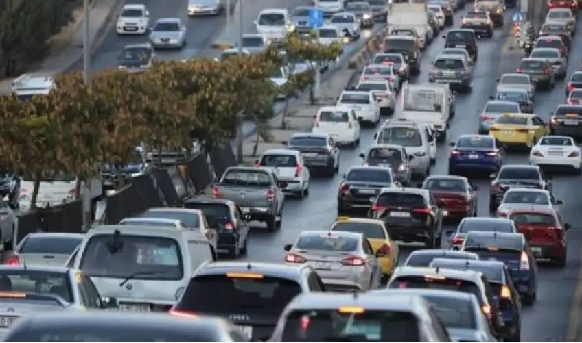 حريق مركبة يتسبب في أزمة سير