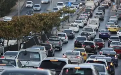 حريق مركبة يتسبب في أزمة سير