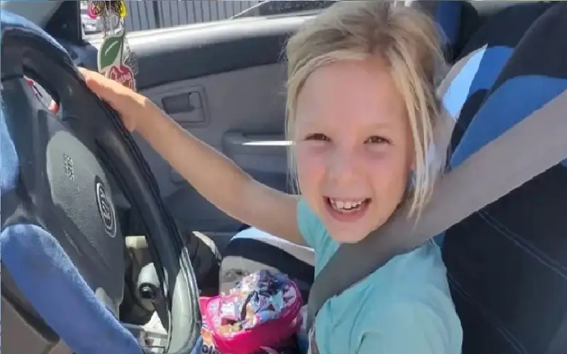 أب يعذب طفلته بوحشية حتى الموت