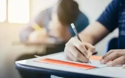 طالب توجيهي يطلق النار على نفسه