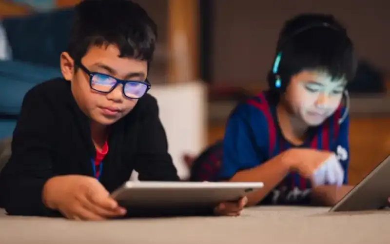 دراسة: تعرض الأطفال طويلا للشاشات يزيد