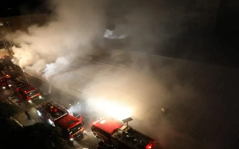 الدفاع المدني يخمد حريقا اندلع داخل