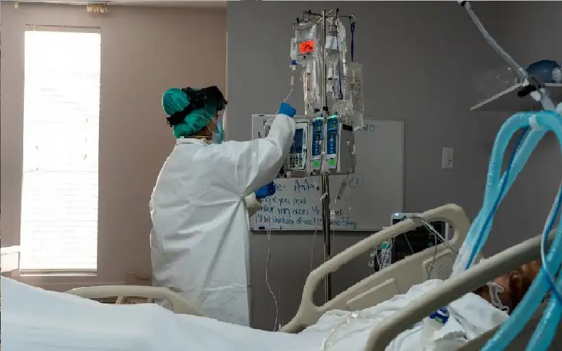 ممرضة مزيفة تعالج 4000 مريض وتفجر