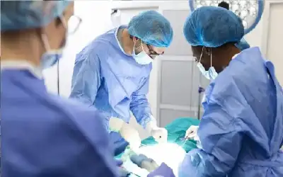 واقعة نادرة.. استخراج قطعة مغناطيسية من