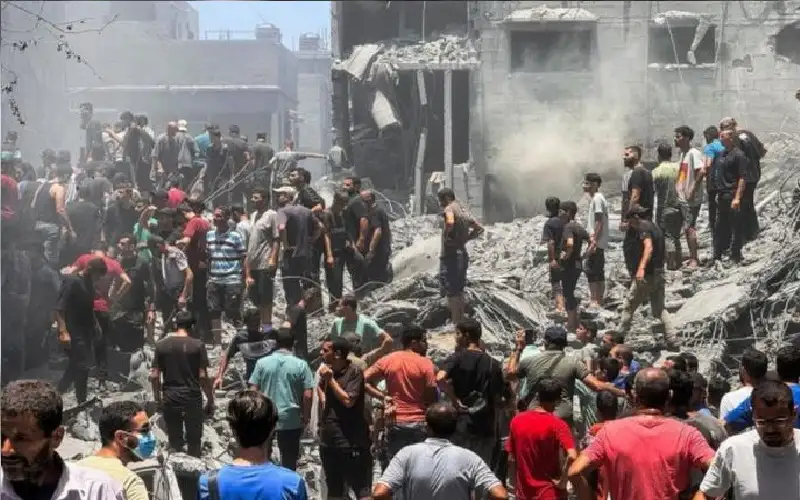 بينهم طالبو مساعدات.. 7 شهداء في