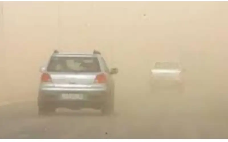 الدوريات الخارجية تدعو للحذر بسبب الغبار
