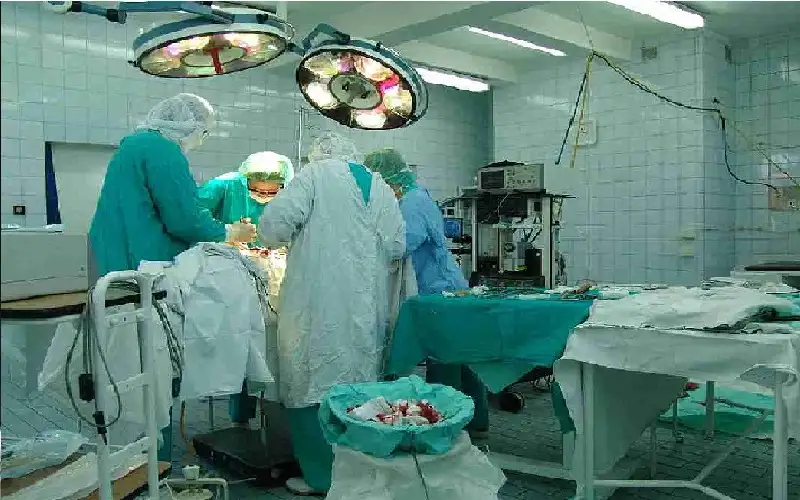 قبل زفاف ابنها.. حقن تنحيف تقود