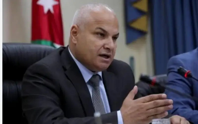 وزير العمل يحظر العمل من الساعة