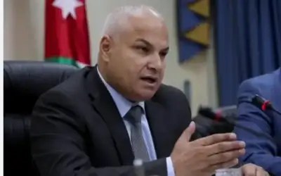 وزير العمل يحظر العمل من الساعة