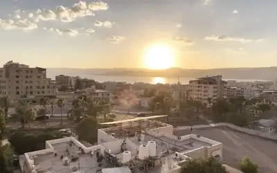 شدة الحرارة تخلي شوارع العقبة من