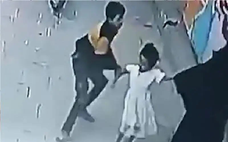 مشهد بطولي.. طفل ينقذ شقيقته من