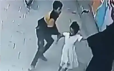 مشهد بطولي.. طفل ينقذ شقيقته من