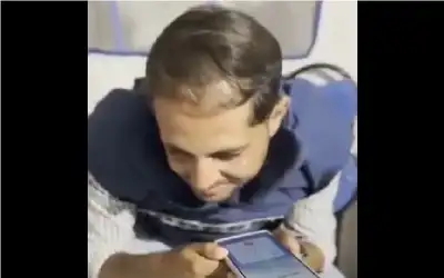 عندما فاجأته ابنته باتصال تخبره فيه