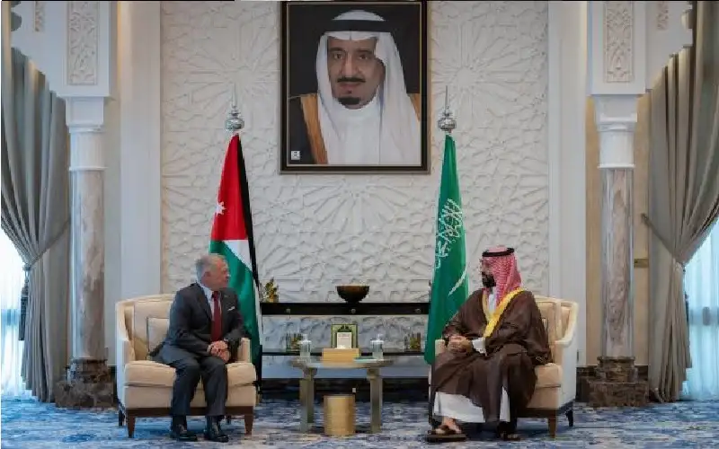 الملك يلتقي ولي العهد السعودي بمدينة