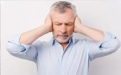 طنين الأذن.. عرض مزعج قد يكشف