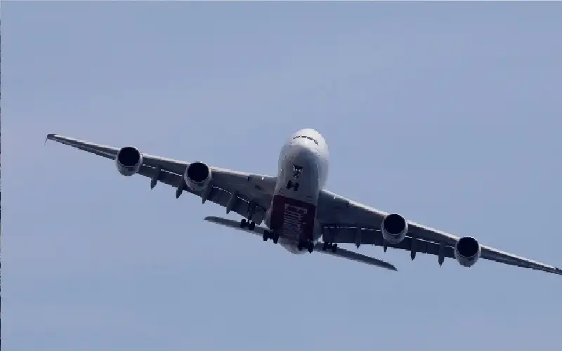 ماذا تفعل عند مرور الطائرة بمطب