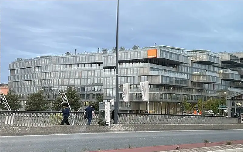 امرأة تقاضي شركتها بعد تقاضيها راتبا