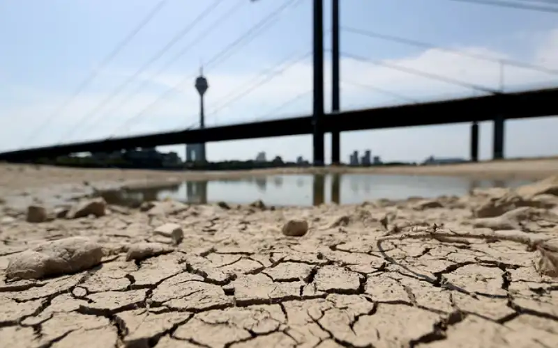 جفاف وحرائق وحرارة تتخطى الـ40 ..