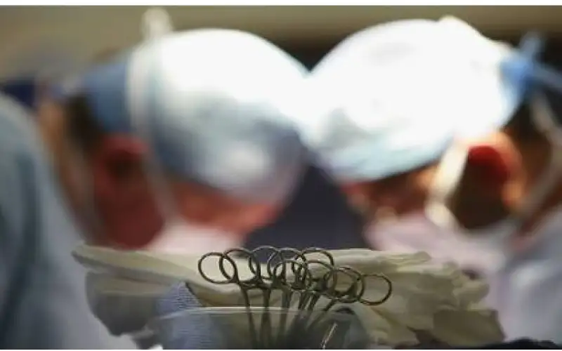 فريق طبي مصري يستخرج هاتفا من