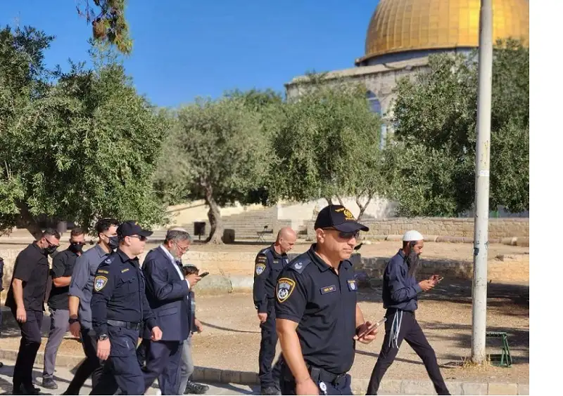 عشرات المستوطنين يقتحمون باحات الأقصى