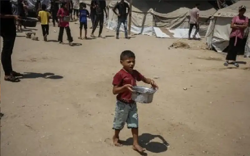 أطفال النزوح في غزة.. طفولة تذوب