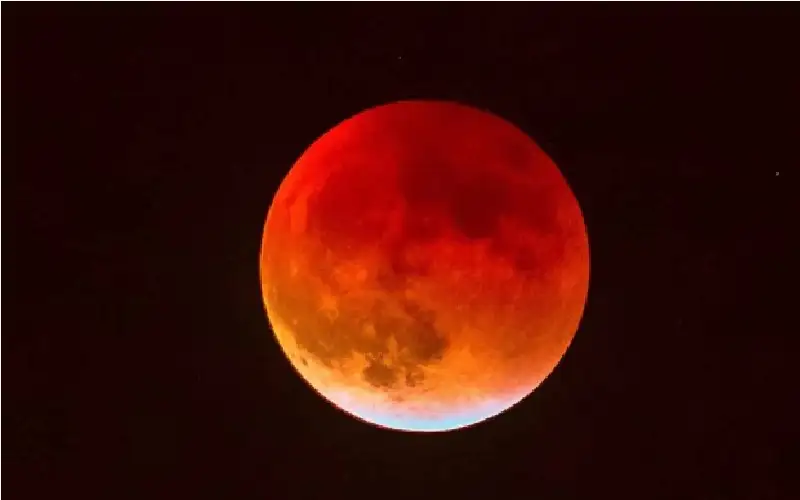 القمر الدموي.. خسوف كلي مذهل يضيء