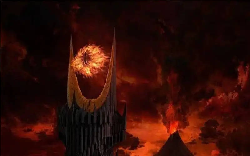 عين سورون الكونية تلوح في سماء