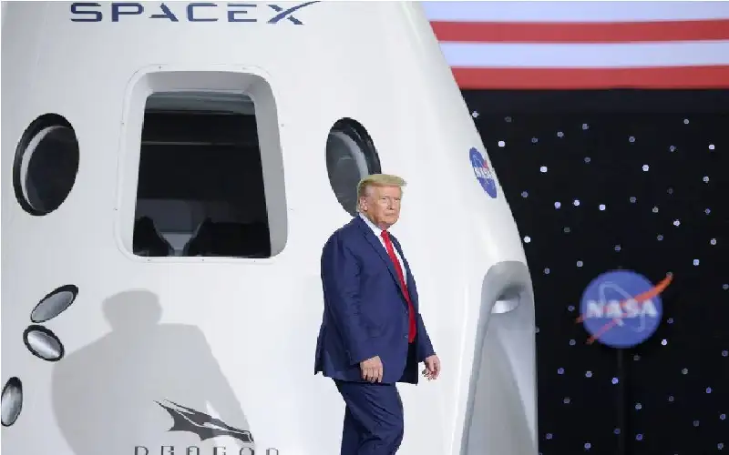ترامب يدعم سوق رحلات الفضاء.. على