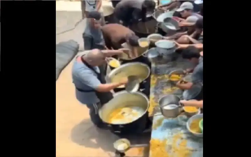 شاهد.. مشهد إنساني مؤثر لعامل إغاثة