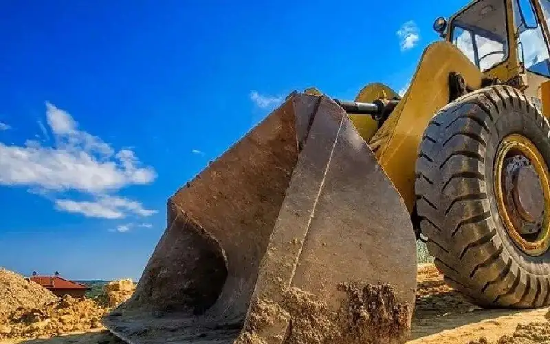 بلدية جرش تزيل عمارة آيلة للسقوط