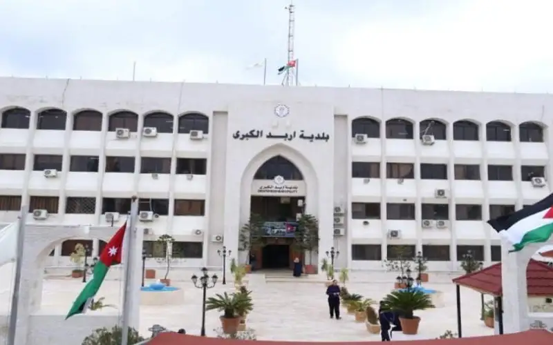 بلدية إربد تغلق جزءا من شارع