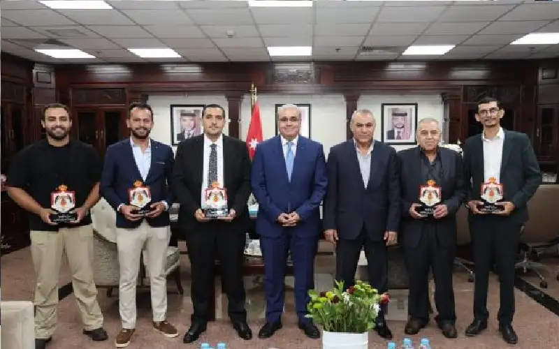 وزير الصحة: الموظف المميز مكانه التكريم