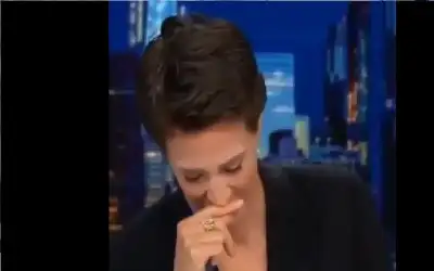 المذيعة بكت