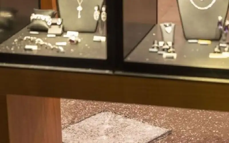 سرقة مجوهرات بمليوني دولار في أقل