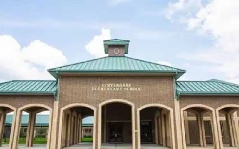 مسدس داخل حقيبة تلميذة يثير الذعر