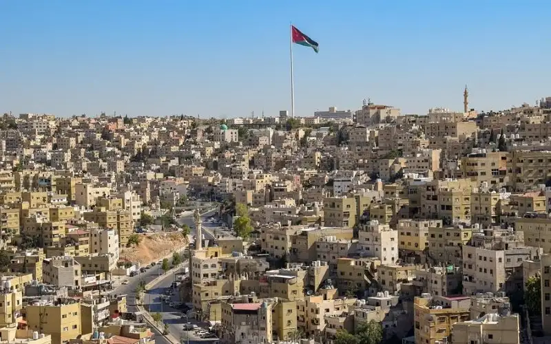 طقس صيفي معتدل وأجواء تميل للبرودة