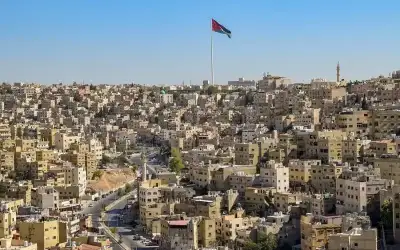 طقس صيفي معتدل وأجواء تميل للبرودة