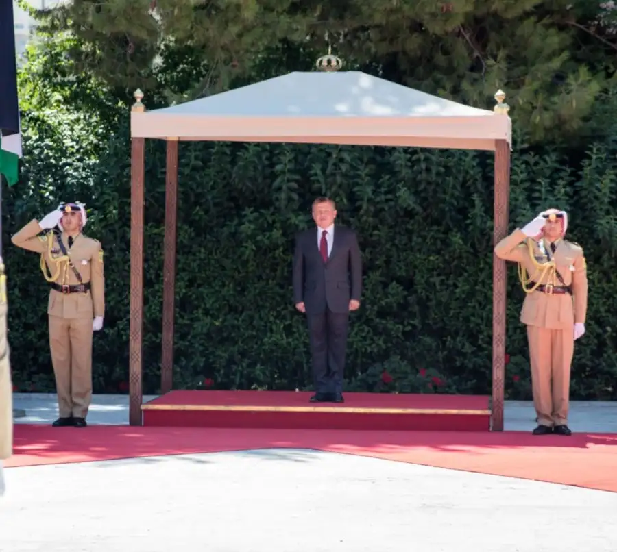 الملك يستقبل نواف سلام ويؤكد دعم