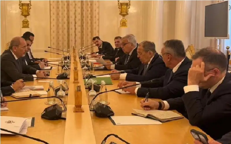 وزير الخارجية ونظيره الروسي يعقدان مباحثات