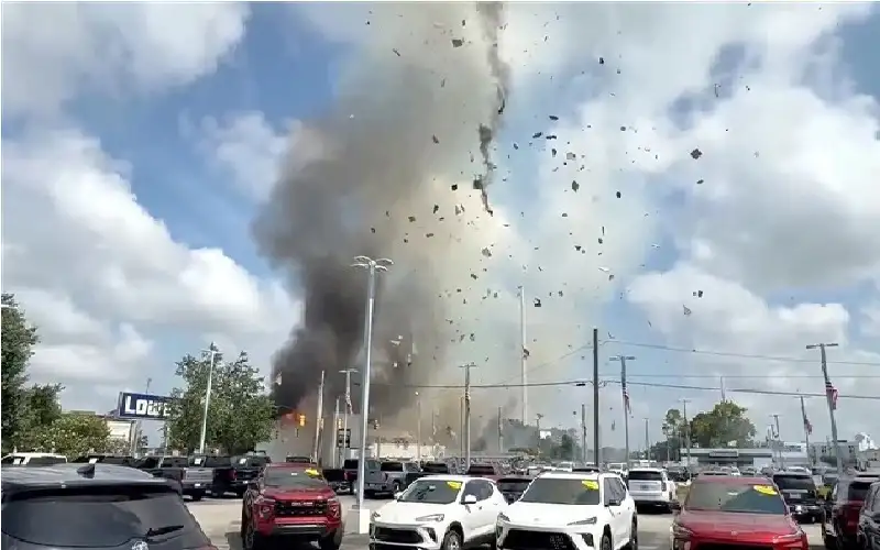 سائق يصطدم بعيادة بيطرية ويسبب انفجارا