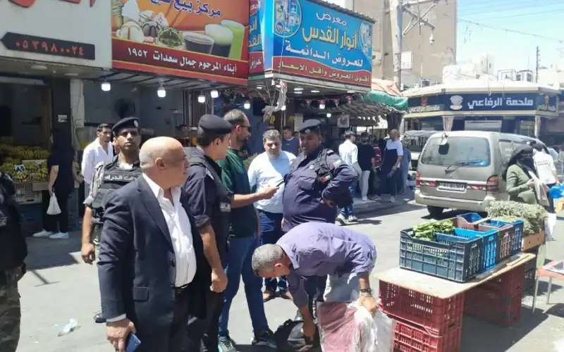 حملة لإزالة البسطات والتعديات في الزرقاء