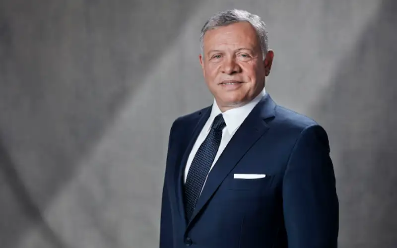 الملك يبحث مع وزير الدفاع الياباني