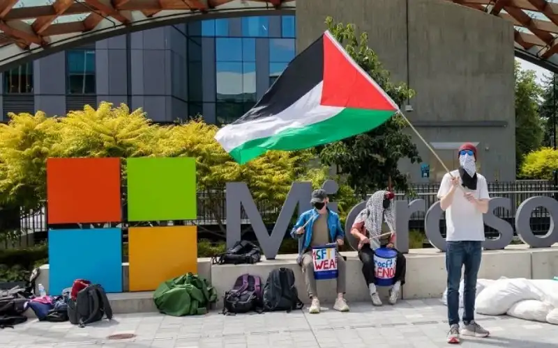 موظفون بمايكروسوفت يعتصمون ويطالبون بإنهاء العقود