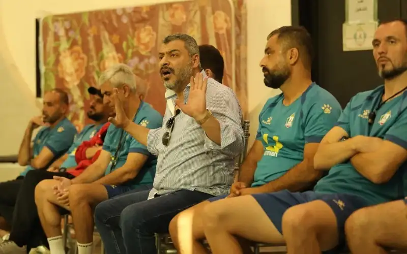 الصقور يحث لاعبي الوحدات على طي