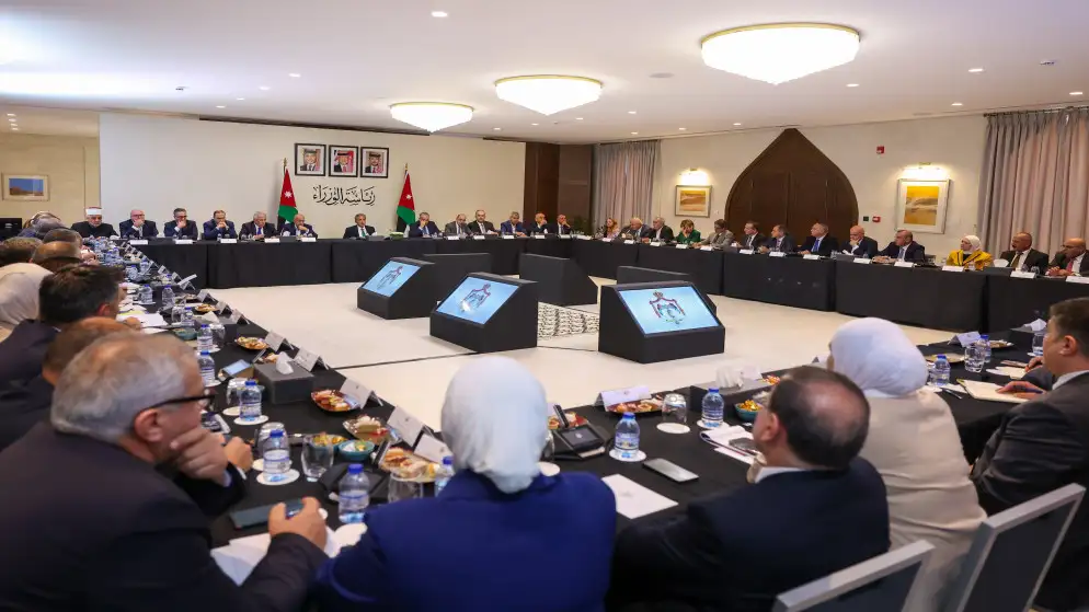 حسان يجتمع بالأمناء العامين للوزارات ويحثهم