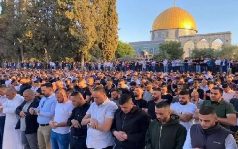 45 ألفا يؤدون صلاة الجمعة في