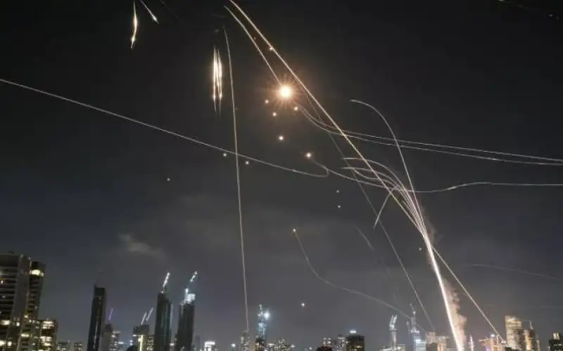 الاحتلال يعلق الملاحة في مطار بن